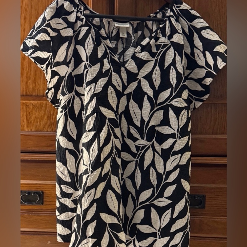NWT Ava & Viv Leaf Print V-neck Top Flutter Sleeve Gathered Back Crinkle Fabric